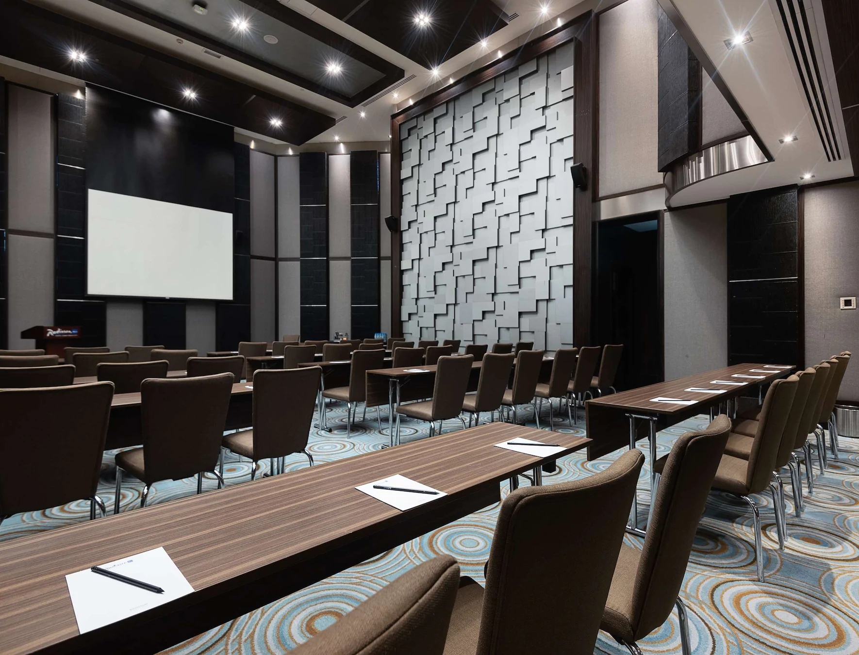 Radisson resort 4 оаэ. Radisson Blu Hotel, Dubai Media City. Дубай Медиа Сити. Дубай Radisson Blu интерьеры.