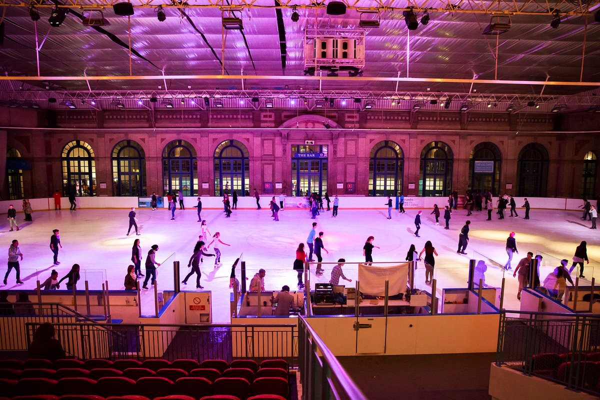 Как долго работает каток tower of london. Alexandra Palace Ice Rink. Каток в Гранд Палас Париж. Александр Пэлас Лондон. Alexandra Palace London вместимость.