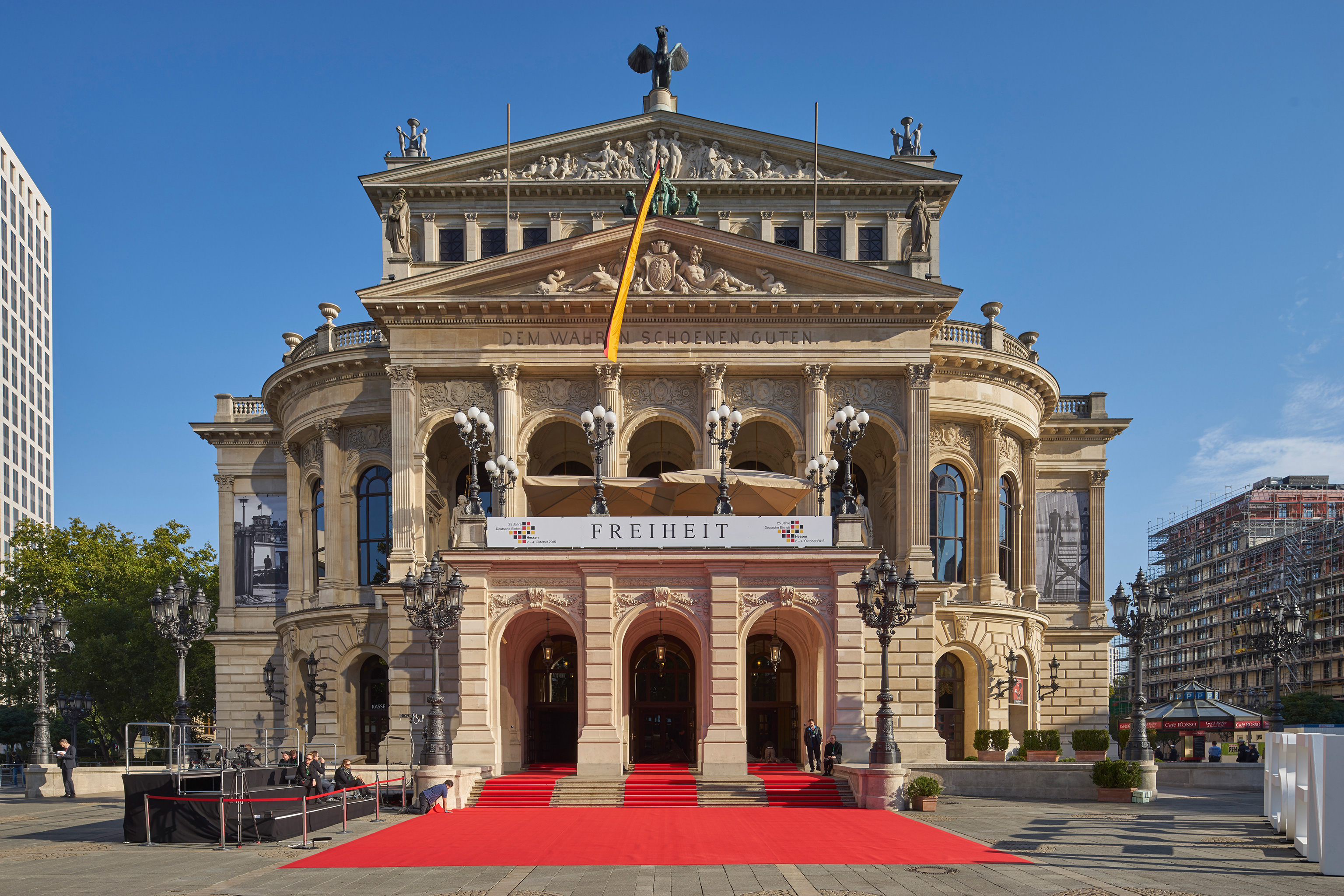 Theatre main. Alte Oper Франкфурт. Франкфурт-на-Майне здание оперы. Старая опера Франкфурт на Майне. Франкфуртский оперный театр.