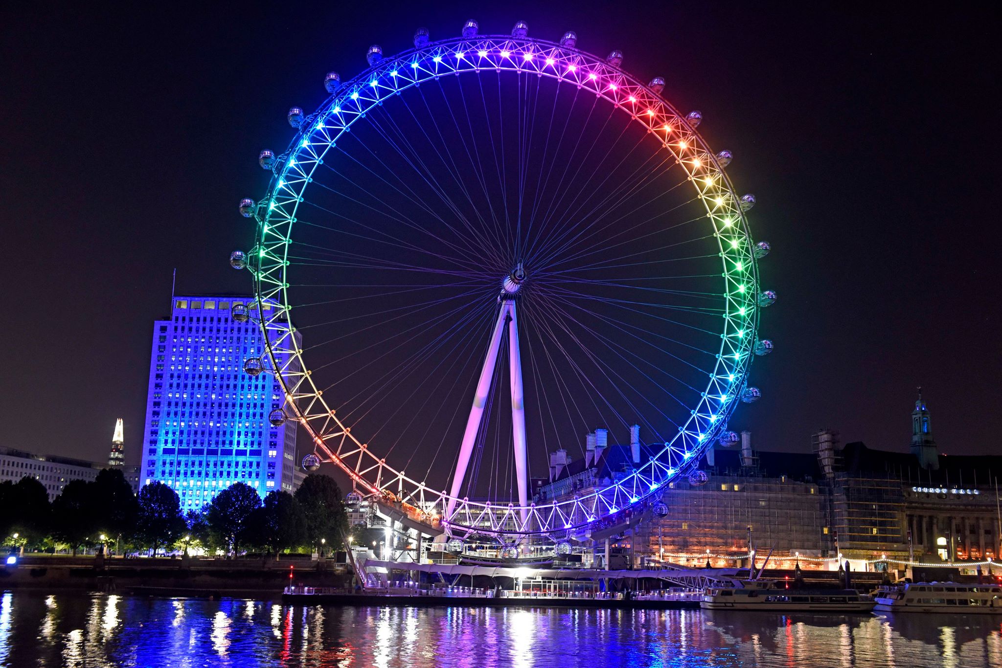 The london eye is. Лондон колесо обозрения глаз Лондона. Лондонский глаз London Eye. Колесо обозрения в Лондоне ночью. Глаз Балтики колесо обозрения.